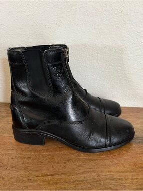 Ariat Heritage Black Leather Ankle Round Toe boot Size 6.5 B